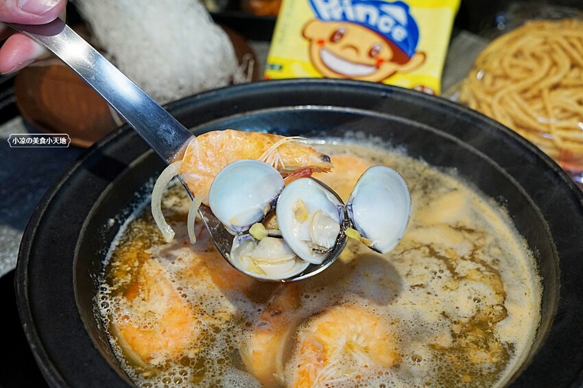 營業到凌晨兩點的平價小火鍋！無收服務費，火焰燒酒雞、蝦超吸睛，最低198元自助吧20種以上食材通通無限吃！