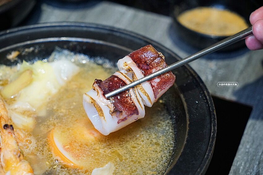 營業到凌晨兩點的平價小火鍋！無收服務費，火焰燒酒雞、蝦超吸睛，最低198元自助吧20種以上食材通通無限吃！