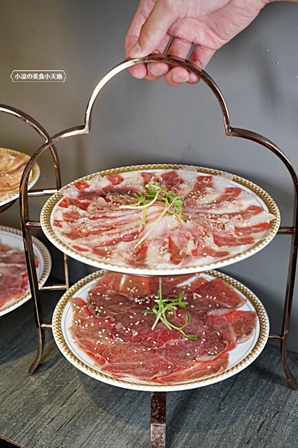 營業到凌晨兩點的平價小火鍋！無收服務費，火焰燒酒雞、蝦超吸睛，最低198元自助吧20種以上食材通通無限吃！