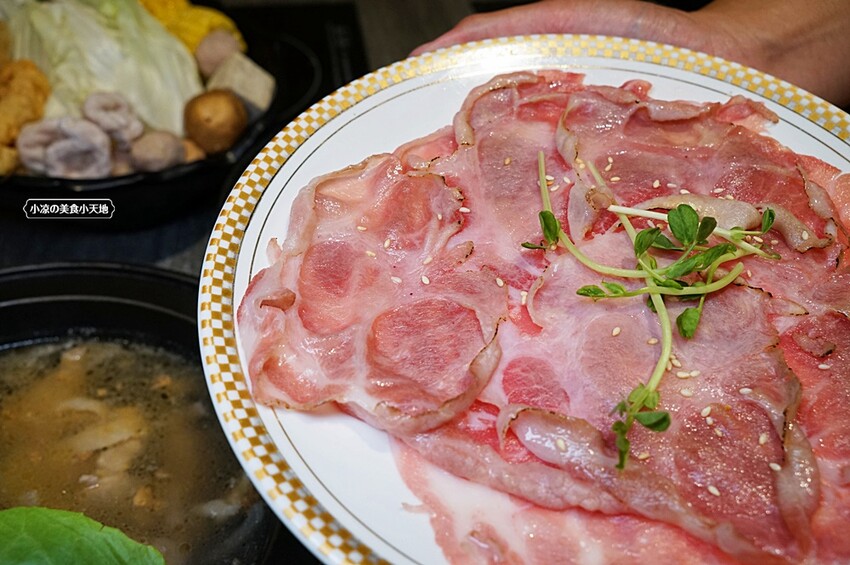 營業到凌晨兩點的平價小火鍋！無收服務費，火焰燒酒雞、蝦超吸睛，最低198元自助吧20種以上食材通通無限吃！