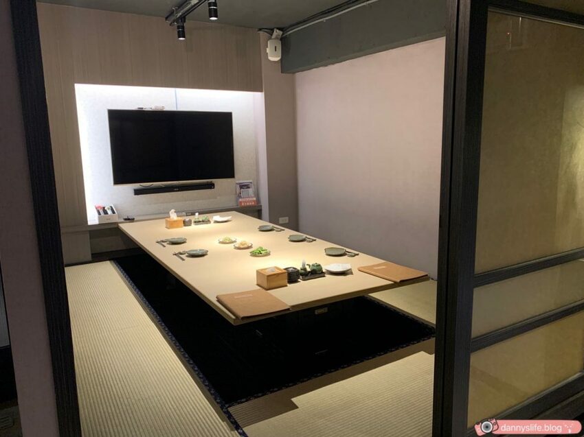大安區超美日式裝潢居酒屋，彷彿置身日本！新鮮海鮮丼、串燒、壽司、炸物，品項超豐富！還有喝到飽～丹尼的吃喝玩樂～