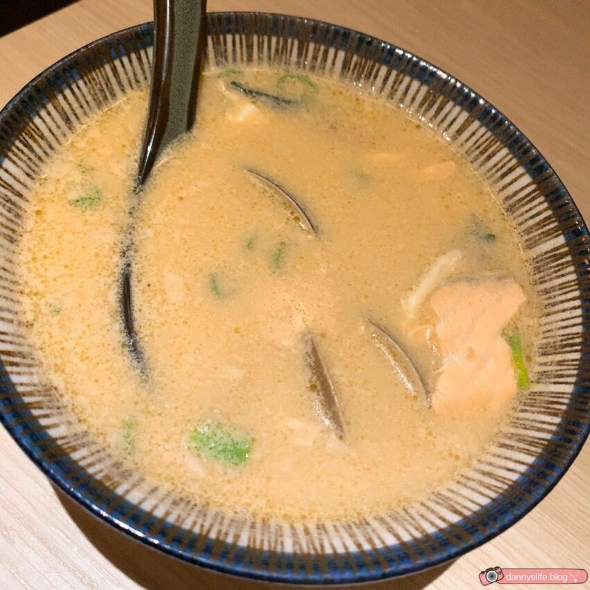 大安區超美日式裝潢居酒屋，彷彿置身日本！新鮮海鮮丼、串燒、壽司、炸物，品項超豐富！還有喝到飽～丹尼的吃喝玩樂～