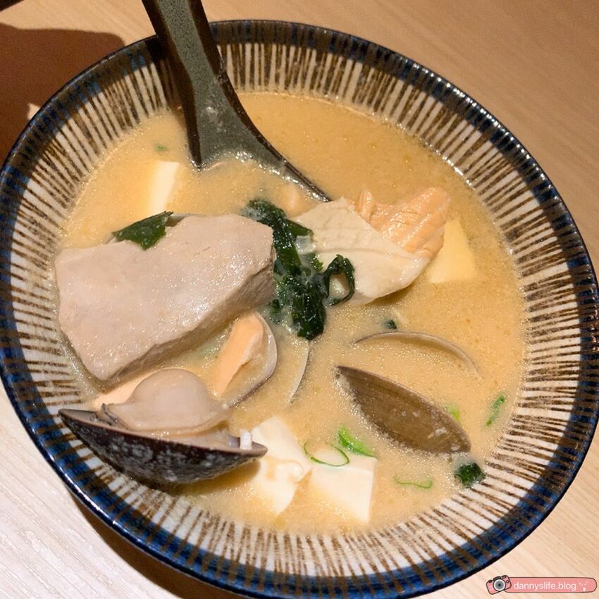 大安區超美日式裝潢居酒屋，彷彿置身日本！新鮮海鮮丼、串燒、壽司、炸物，品項超豐富！還有喝到飽～丹尼的吃喝玩樂～