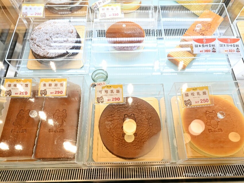 狸小路手作烘焙|人氣中秋月餅皇上不上朝流心餅開賣啦~一開賣就爆單!香濃奶香伴隨絲滑流沙,還有菠蘿蛋黃酥也超讚~