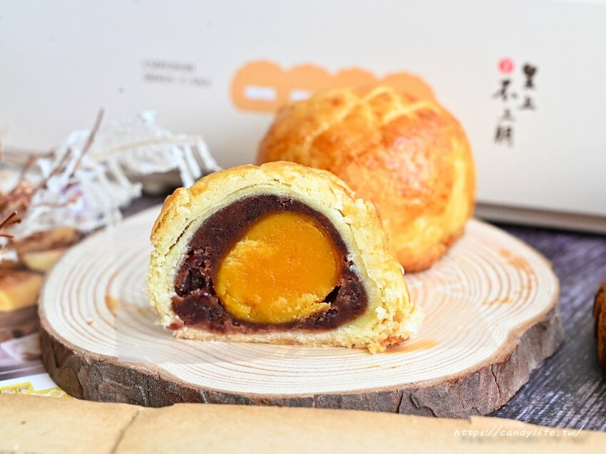 狸小路手作烘焙|人氣中秋月餅皇上不上朝流心餅開賣啦~一開賣就爆單!香濃奶香伴隨絲滑流沙,還有菠蘿蛋黃酥也超讚~