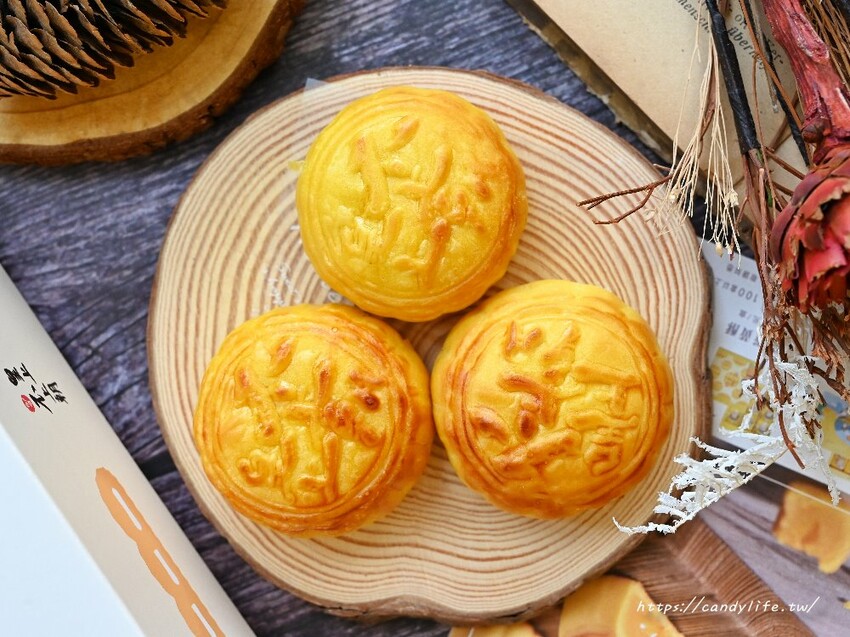 狸小路手作烘焙|人氣中秋月餅皇上不上朝流心餅開賣啦~一開賣就爆單!香濃奶香伴隨絲滑流沙,還有菠蘿蛋黃酥也超讚~