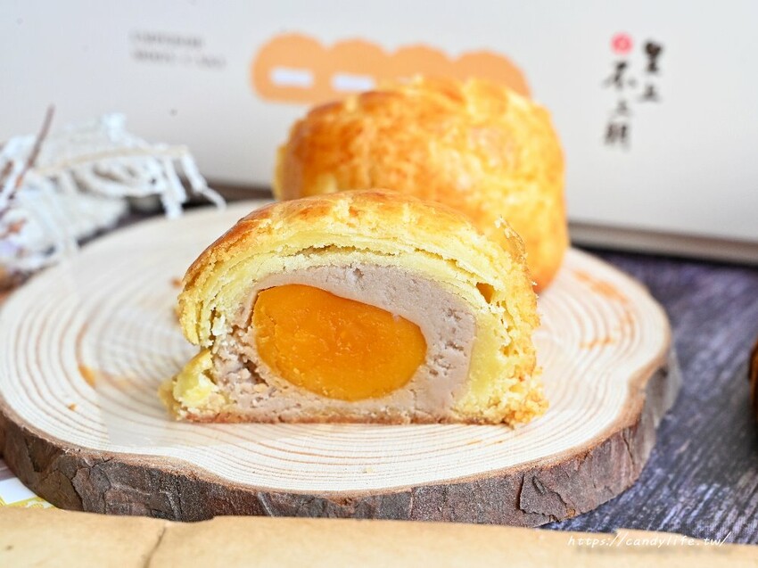 狸小路手作烘焙|人氣中秋月餅皇上不上朝流心餅開賣啦~一開賣就爆單!香濃奶香伴隨絲滑流沙,還有菠蘿蛋黃酥也超讚~