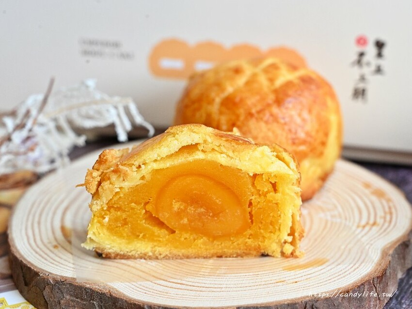 狸小路手作烘焙|人氣中秋月餅皇上不上朝流心餅開賣啦~一開賣就爆單!香濃奶香伴隨絲滑流沙,還有菠蘿蛋黃酥也超讚~