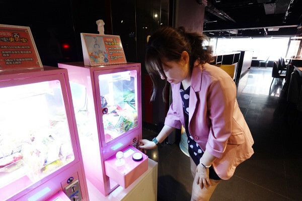 新北市淡水區網路溫度計蟬聯4年冠軍、台灣火鍋第一品牌肉多多的淡水中正店，爆紅的石頭湯竟然在肉多多讓我吃到，難怪已經開了50家直營店