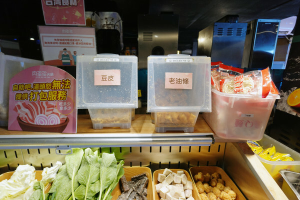 新北市淡水區網路溫度計蟬聯4年冠軍、台灣火鍋第一品牌肉多多的淡水中正店，爆紅的石頭湯竟然在肉多多讓我吃到，難怪已經開了50家直營店