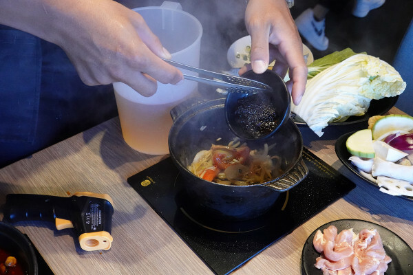 新北市淡水區網路溫度計蟬聯4年冠軍、台灣火鍋第一品牌肉多多的淡水中正店，爆紅的石頭湯竟然在肉多多讓我吃到，難怪已經開了50家直營店