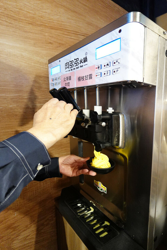 新北市淡水區網路溫度計蟬聯4年冠軍、台灣火鍋第一品牌肉多多的淡水中正店，爆紅的石頭湯竟然在肉多多讓我吃到，難怪已經開了50家直營店
