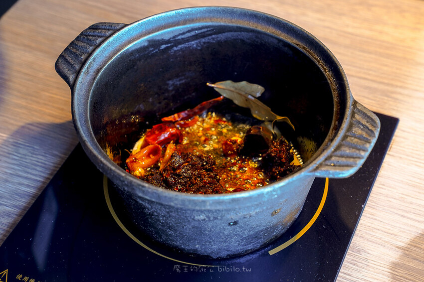 肉多多 淡水中正店 Ｘ魔王 火鍋第一品牌排隊名店 蔬食者天堂 35種蔬菜無限吃 浮誇大肉盤 淡水老街人氣火鍋