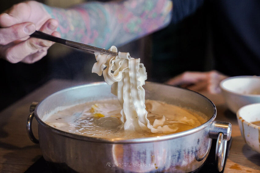 肉多多 淡水中正店 Ｘ魔王 火鍋第一品牌排隊名店 蔬食者天堂 35種蔬菜無限吃 浮誇大肉盤 淡水老街人氣火鍋