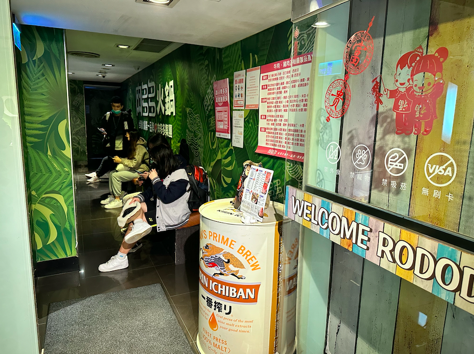 肉多多 淡水中正店 Ｘ魔王 火鍋第一品牌排隊名店 蔬食者天堂 35種蔬菜無限吃 浮誇大肉盤 淡水老街人氣火鍋