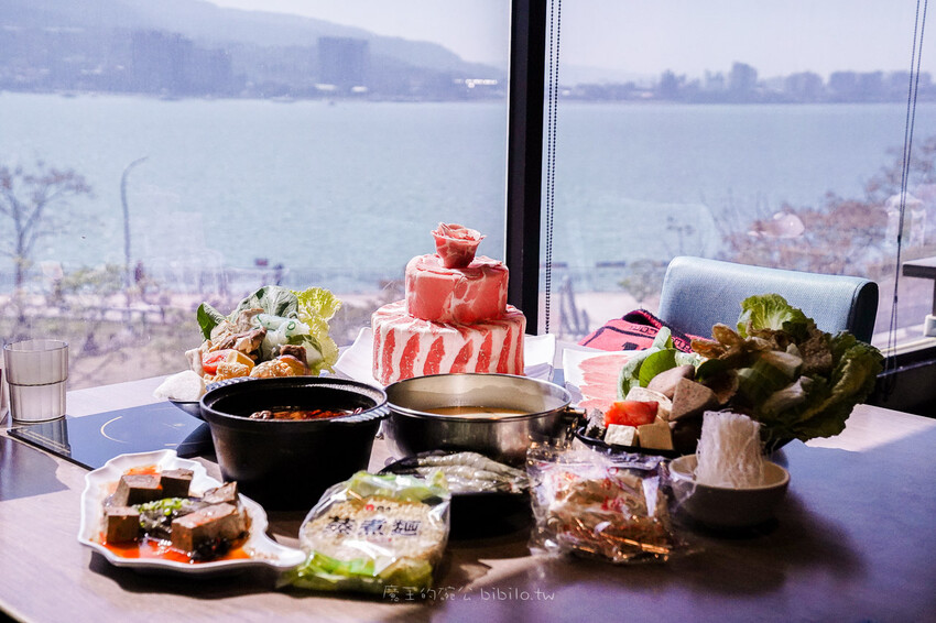 肉多多 淡水中正店 Ｘ魔王 火鍋第一品牌排隊名店 蔬食者天堂 35種蔬菜無限吃 浮誇大肉盤 淡水老街人氣火鍋