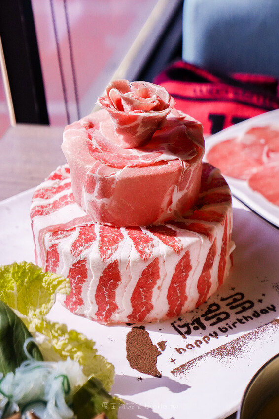 肉多多 淡水中正店 Ｘ魔王 火鍋第一品牌排隊名店 蔬食者天堂 35種蔬菜無限吃 浮誇大肉盤 淡水老街人氣火鍋