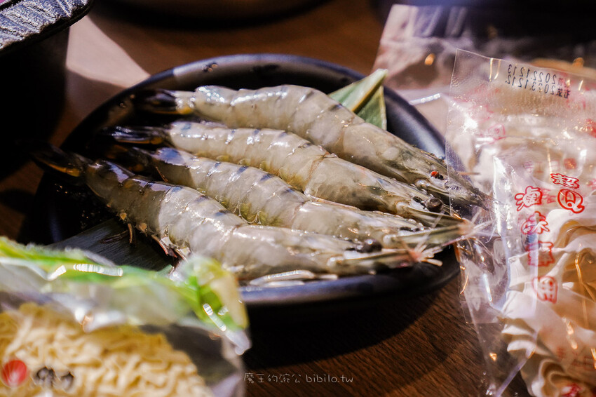 肉多多 淡水中正店 Ｘ魔王 火鍋第一品牌排隊名店 蔬食者天堂 35種蔬菜無限吃 浮誇大肉盤 淡水老街人氣火鍋