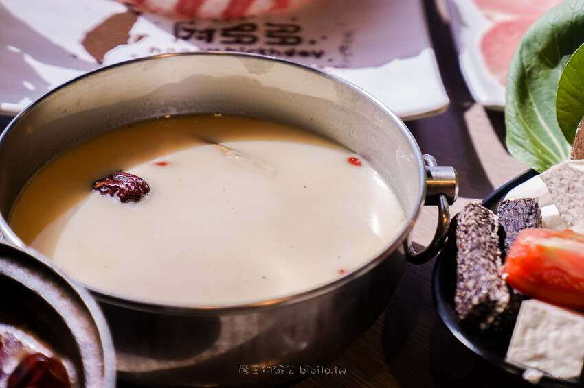 肉多多 淡水中正店 Ｘ魔王 火鍋第一品牌排隊名店 蔬食者天堂 35種蔬菜無限吃 浮誇大肉盤 淡水老街人氣火鍋