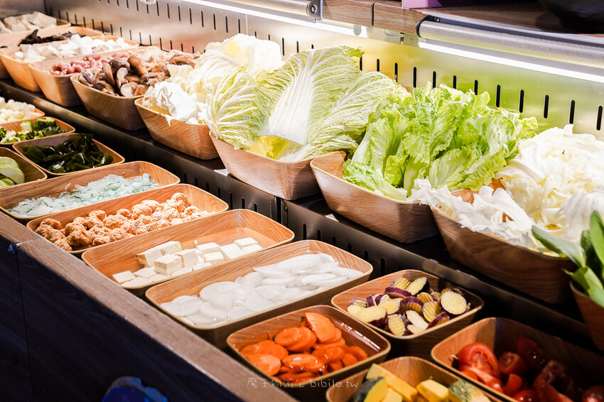 肉多多 淡水中正店 Ｘ魔王 火鍋第一品牌排隊名店 蔬食者天堂 35種蔬菜無限吃 浮誇大肉盤 淡水老街人氣火鍋