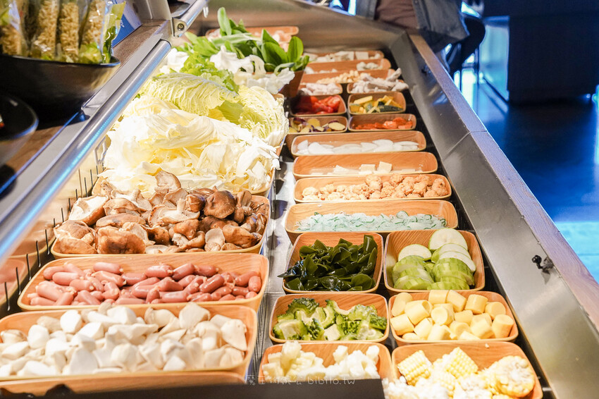 肉多多 淡水中正店 Ｘ魔王 火鍋第一品牌排隊名店 蔬食者天堂 35種蔬菜無限吃 浮誇大肉盤 淡水老街人氣火鍋