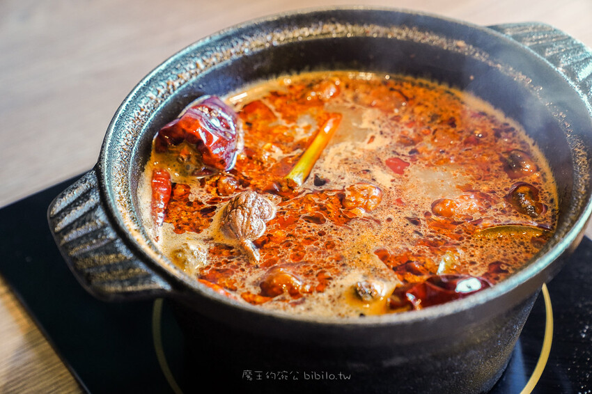 肉多多 淡水中正店 Ｘ魔王 火鍋第一品牌排隊名店 蔬食者天堂 35種蔬菜無限吃 浮誇大肉盤 淡水老街人氣火鍋