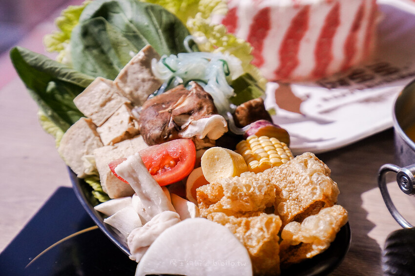 肉多多 淡水中正店 Ｘ魔王 火鍋第一品牌排隊名店 蔬食者天堂 35種蔬菜無限吃 浮誇大肉盤 淡水老街人氣火鍋