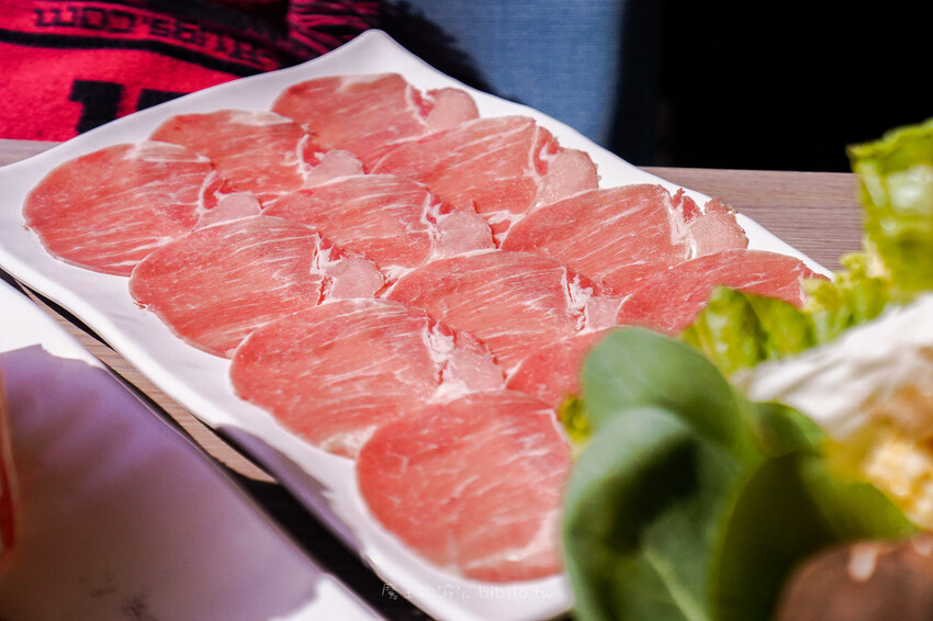 肉多多 淡水中正店 Ｘ魔王 火鍋第一品牌排隊名店 蔬食者天堂 35種蔬菜無限吃 浮誇大肉盤 淡水老街人氣火鍋