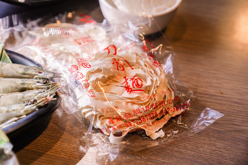 肉多多 淡水中正店 Ｘ魔王 火鍋第一品牌排隊名店 蔬食者天堂 35種蔬菜無限吃 浮誇大肉盤 淡水老街人氣火鍋