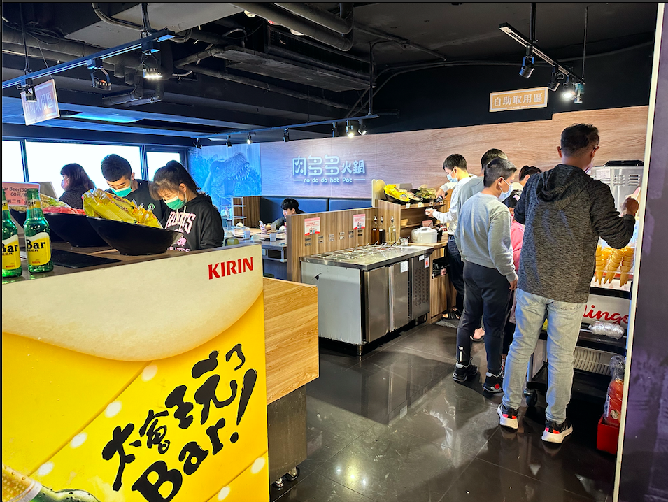 肉多多 淡水中正店 Ｘ魔王 火鍋第一品牌排隊名店 蔬食者天堂 35種蔬菜無限吃 浮誇大肉盤 淡水老街人氣火鍋