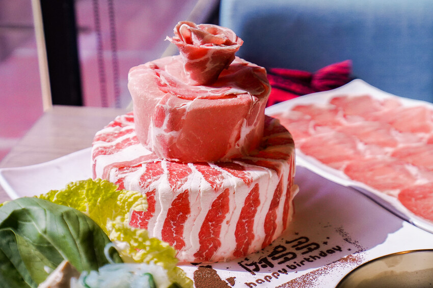 肉多多 淡水中正店 Ｘ魔王 火鍋第一品牌排隊名店 蔬食者天堂 35種蔬菜無限吃 浮誇大肉盤 淡水老街人氣火鍋