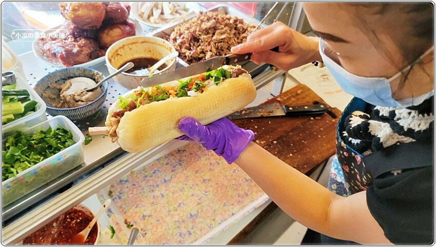 隱藏第三市場人氣必吃排隊美食！！越南麵包塞入滿滿餡料，嗜辣必加、爽脆香辣口感絕對大滿足！！