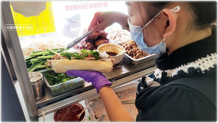 隱藏第三市場人氣必吃排隊美食！！越南麵包塞入滿滿餡料，嗜辣必加、爽脆香辣口感絕對大滿足！！