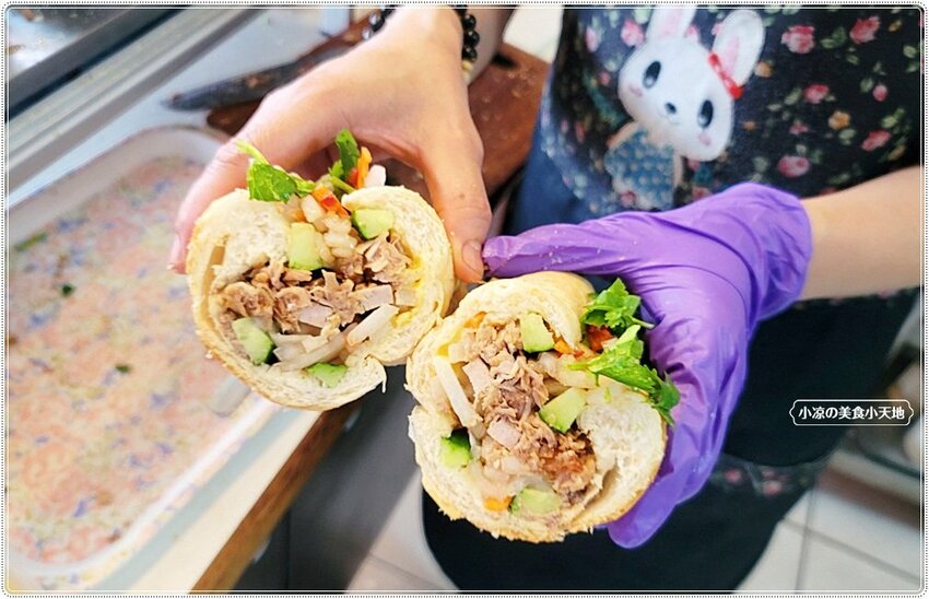 隱藏第三市場人氣必吃排隊美食！！越南麵包塞入滿滿餡料，嗜辣必加、爽脆香辣口感絕對大滿足！！