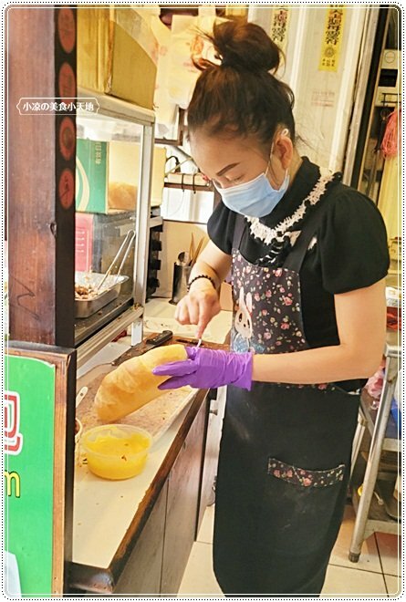 隱藏第三市場人氣必吃排隊美食！！越南麵包塞入滿滿餡料，嗜辣必加、爽脆香辣口感絕對大滿足！！