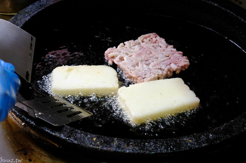 傳統工法揉製麵糰，王天津正宗蔥油餅王，蔥油餅層層堆疊出香Q薄脆滋味！