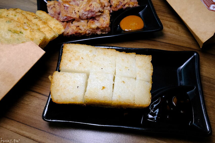 傳統工法揉製麵糰，王天津正宗蔥油餅王，蔥油餅層層堆疊出香Q薄脆滋味！