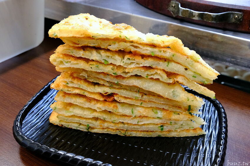 傳統工法揉製麵糰，王天津正宗蔥油餅王，蔥油餅層層堆疊出香Q薄脆滋味！