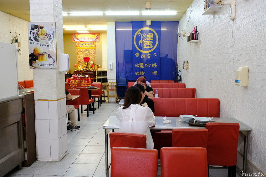 傳統工法揉製麵糰，王天津正宗蔥油餅王，蔥油餅層層堆疊出香Q薄脆滋味！