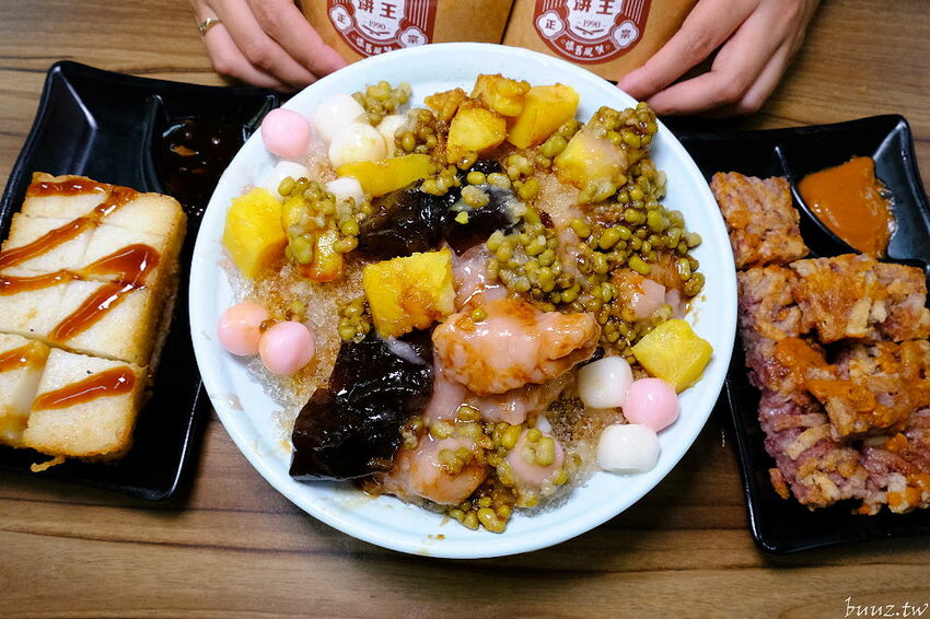 傳統工法揉製麵糰，王天津正宗蔥油餅王，蔥油餅層層堆疊出香Q薄脆滋味！