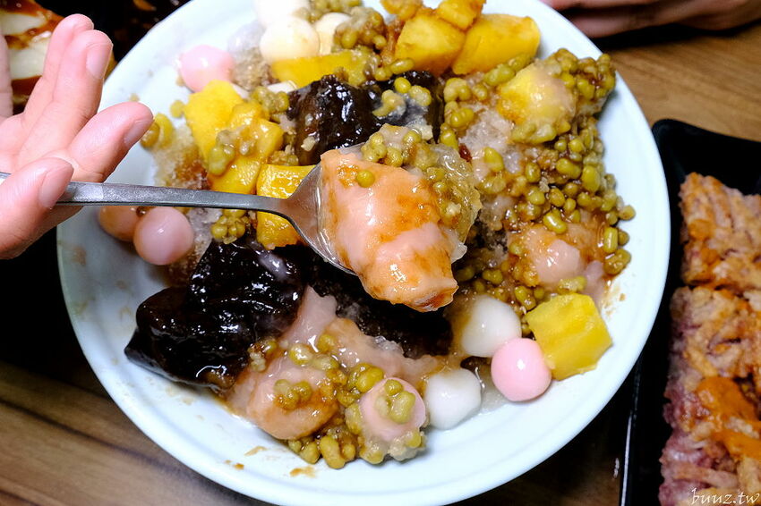 傳統工法揉製麵糰，王天津正宗蔥油餅王，蔥油餅層層堆疊出香Q薄脆滋味！