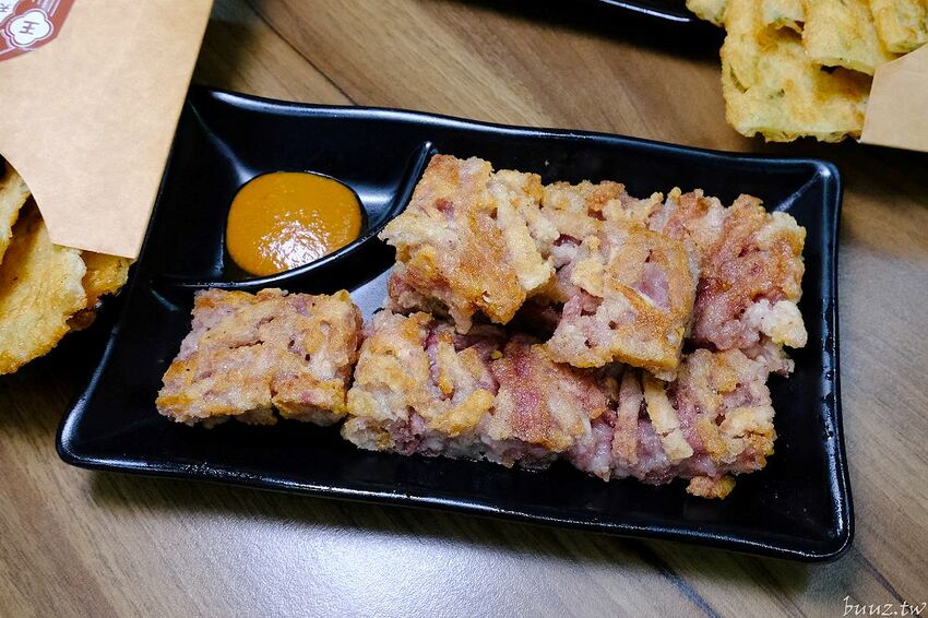 傳統工法揉製麵糰，王天津正宗蔥油餅王，蔥油餅層層堆疊出香Q薄脆滋味！