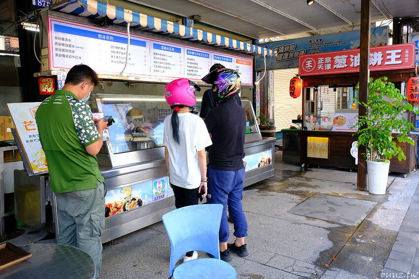 傳統工法揉製麵糰，王天津正宗蔥油餅王，蔥油餅層層堆疊出香Q薄脆滋味！