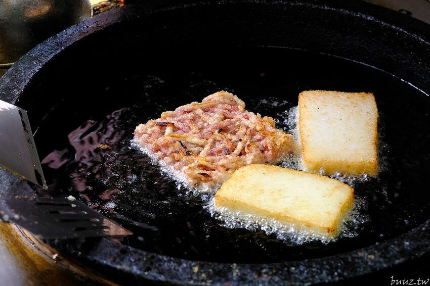 傳統工法揉製麵糰，王天津正宗蔥油餅王，蔥油餅層層堆疊出香Q薄脆滋味！