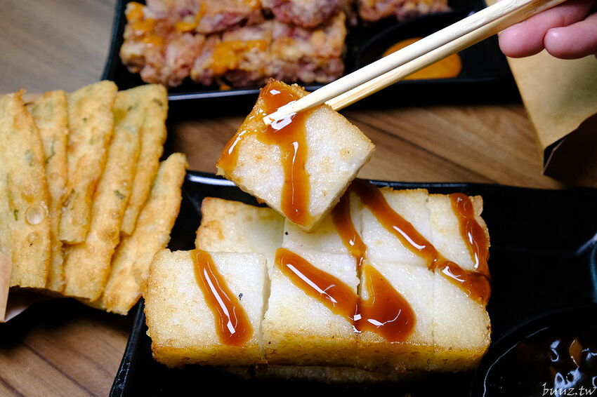 傳統工法揉製麵糰，王天津正宗蔥油餅王，蔥油餅層層堆疊出香Q薄脆滋味！