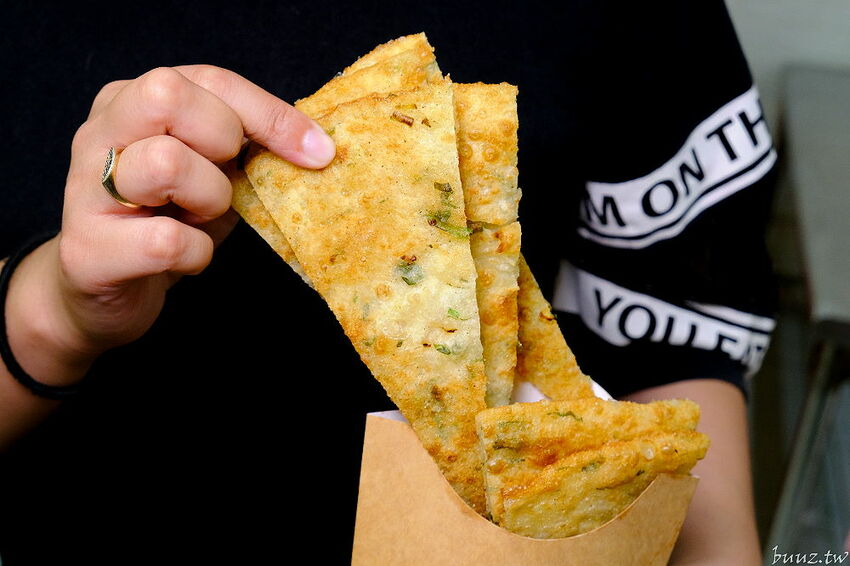 傳統工法揉製麵糰，王天津正宗蔥油餅王，蔥油餅層層堆疊出香Q薄脆滋味！