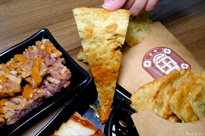 傳統工法揉製麵糰，王天津正宗蔥油餅王，蔥油餅層層堆疊出香Q薄脆滋味！