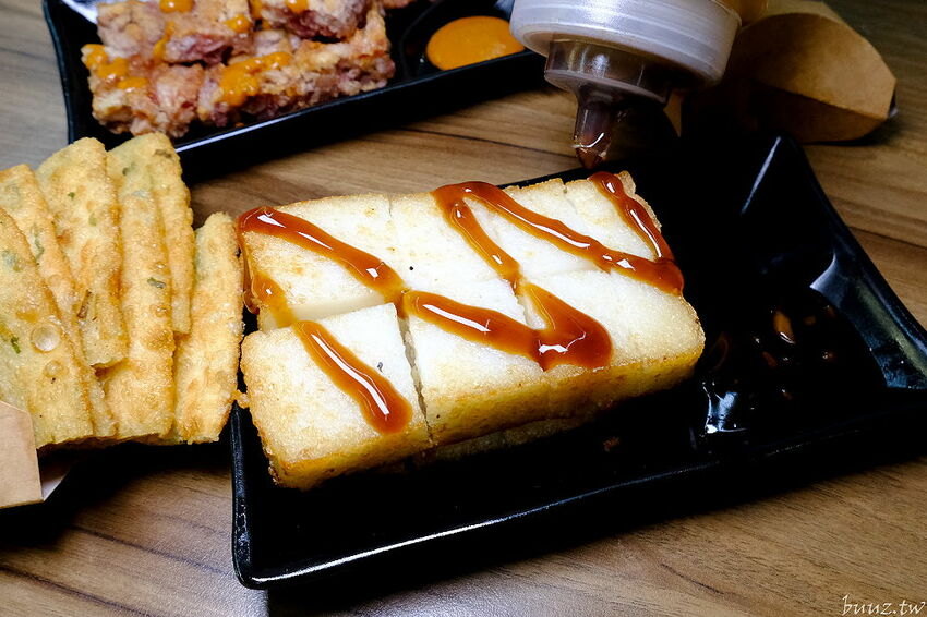 傳統工法揉製麵糰，王天津正宗蔥油餅王，蔥油餅層層堆疊出香Q薄脆滋味！