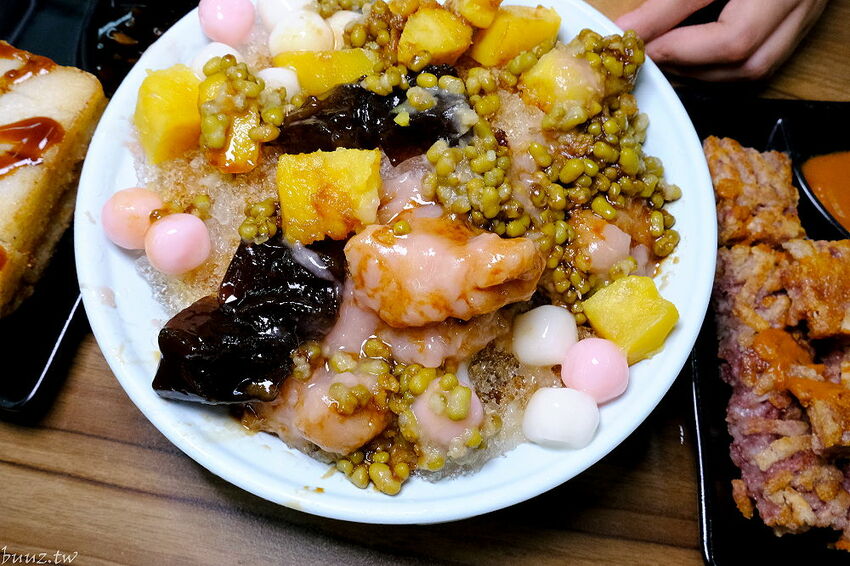 傳統工法揉製麵糰，王天津正宗蔥油餅王，蔥油餅層層堆疊出香Q薄脆滋味！