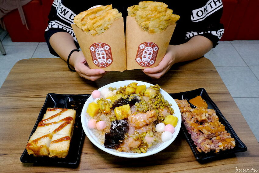 傳統工法揉製麵糰，王天津正宗蔥油餅王，蔥油餅層層堆疊出香Q薄脆滋味！